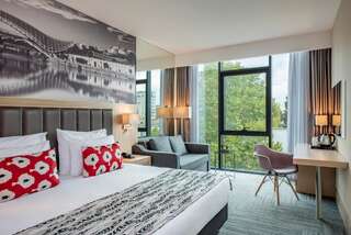 Отель Ramada Encore Tbilisi Тбилиси Улучшенный номер с кроватью размера «king-size»-1