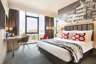 Отель Ramada Encore Tbilisi Тбилиси Номер с кроватью размера «queen-size»-6