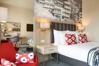 Отель Ramada Encore Tbilisi Тбилиси Номер с кроватью размера «queen-size»-7