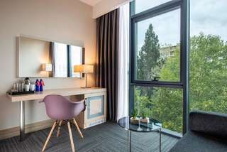 Отель Ramada Encore Tbilisi Тбилиси Улучшенный номер с кроватью размера «king-size»-2